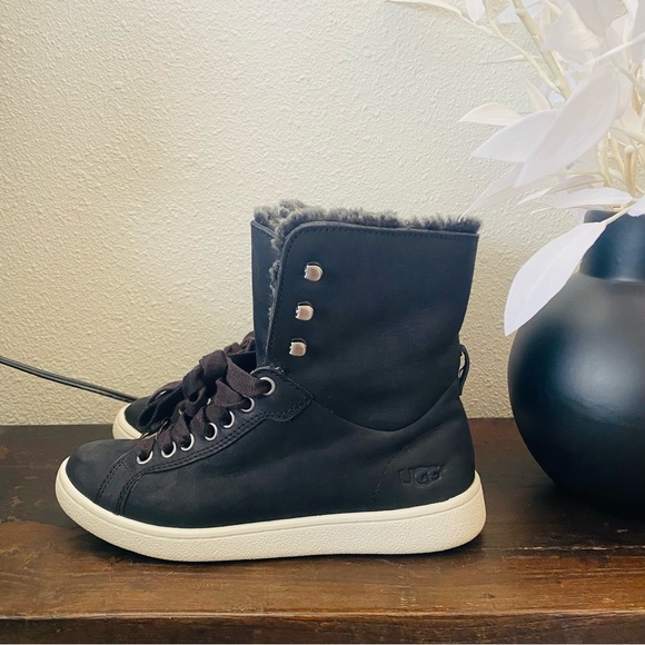 UGG Women’s Starlyn Full Grain Leather Fold Over Trainers - Black (Size 5)🌹 - Picture 5 of 14